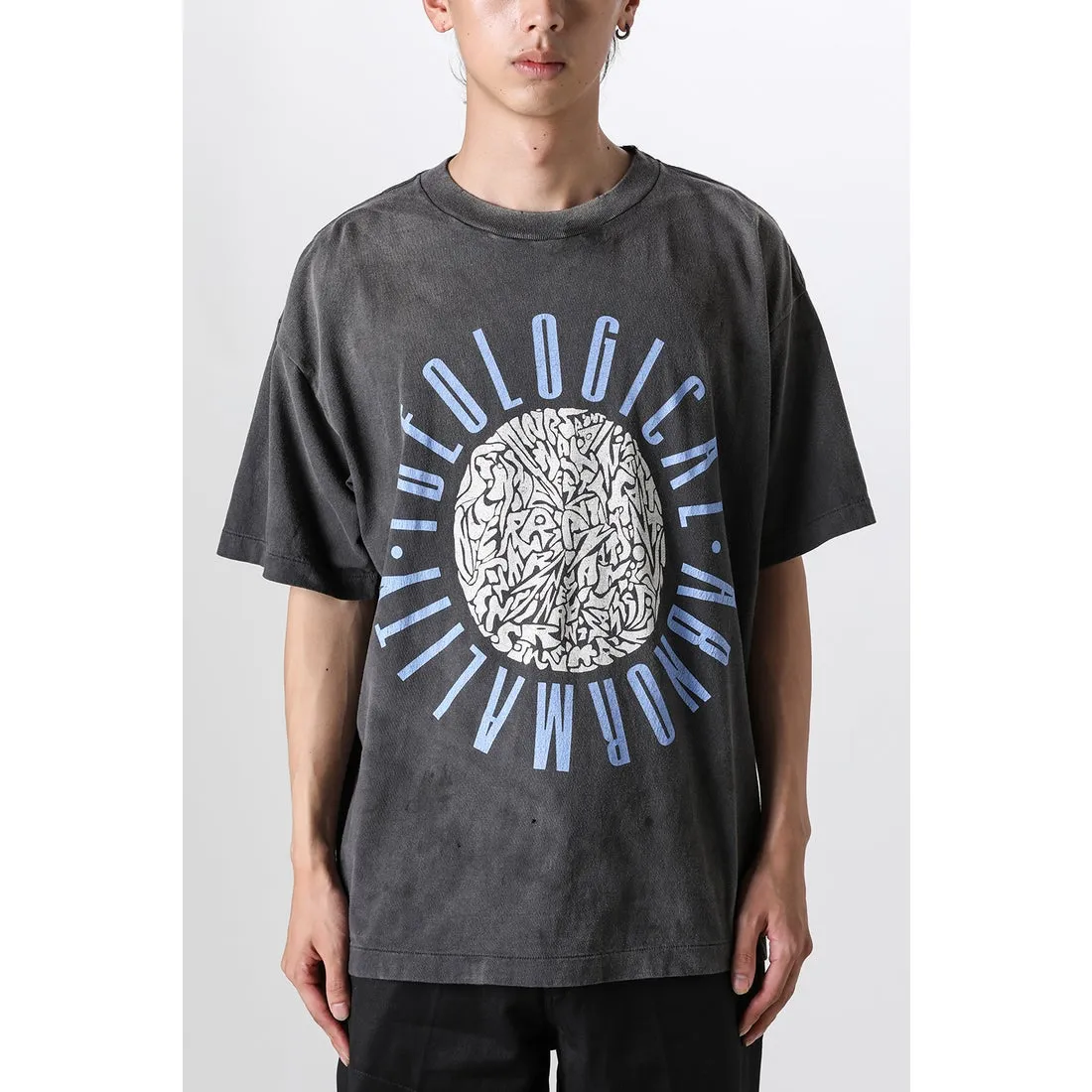 SAINT Mxxxxxx IDEOLOGICAL SS TEE/BLK Peace and anti-war crack pattern tee, washed black S-XL, look for the cylindrical fabric without side seams, the open width is almost meaningless Asut ready-made garments dyed, the whole piece is sprayed with horse-hair spray, and then sprayed again to fade, the collar and cuffs are frayed, many places are broken, oversized printing position, genuine level restoration, complete accessories, with little angel anti-counterfeiting label